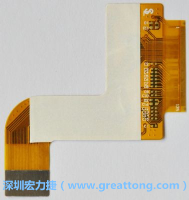 FPCB并非可無限制撓曲，為避免過度撓曲拉扯造成銅箔斷裂，一般在較長條型板材會貼附補強貼片。